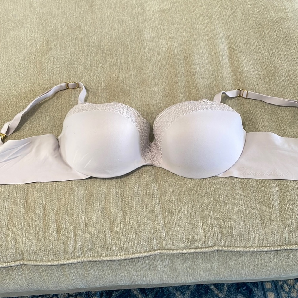 Victoria’s Secret 34D size bra. Lightly used. Great condition.